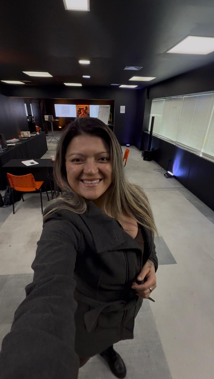 Carla Miyachi sorrindo em um encontro de desenvolvimento pessoal